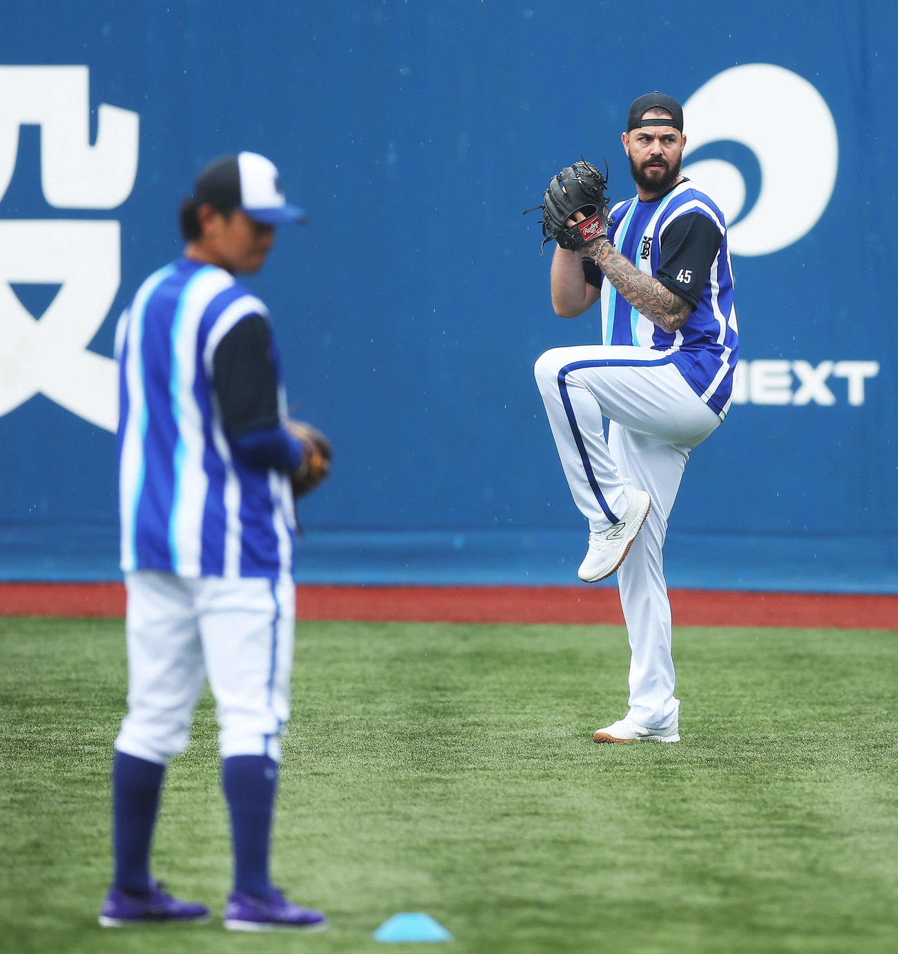 DeNA対ヤクルト　試合前、ウオーミングアップするDeNA今永（撮影・河田真司）