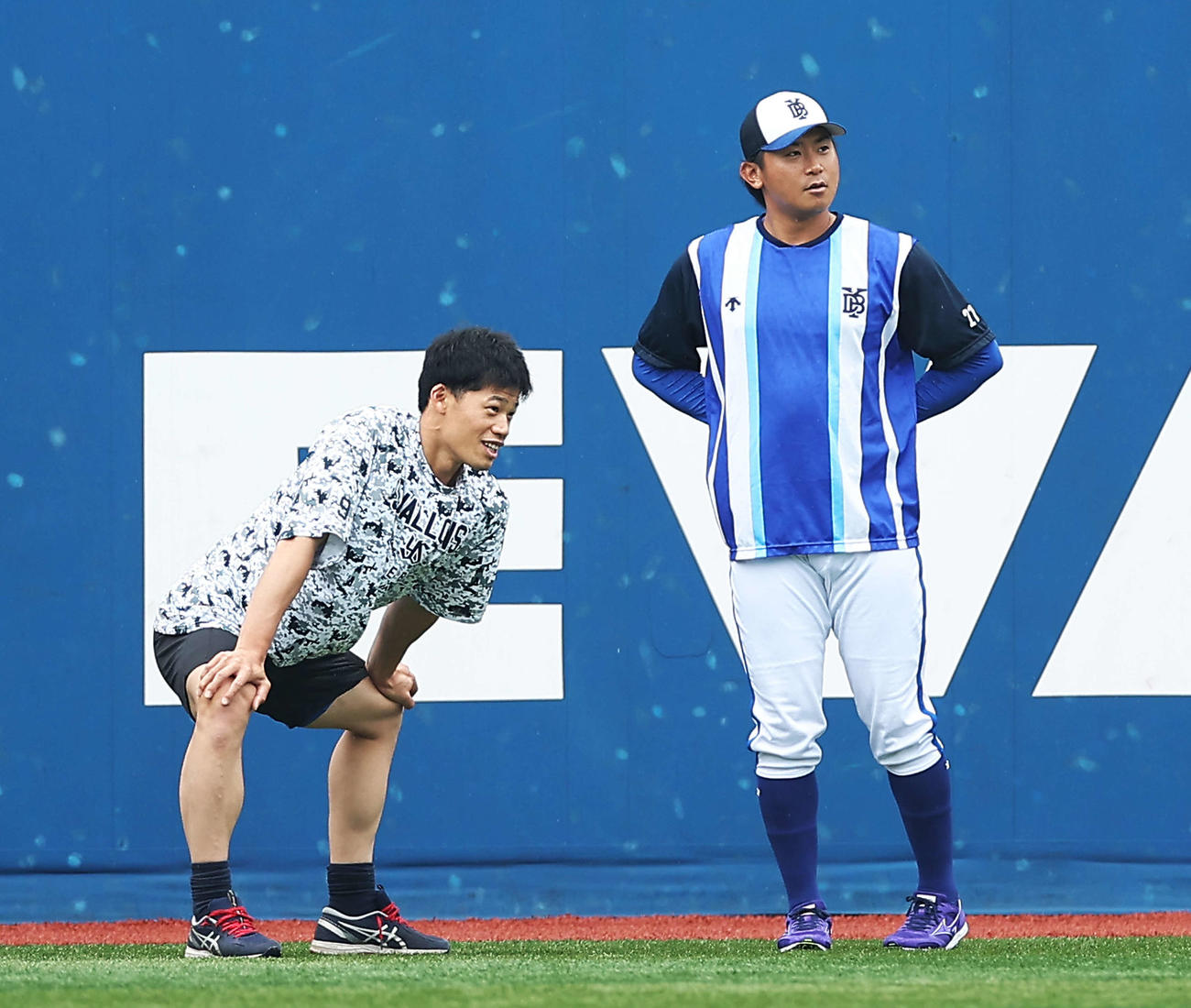 DeNA対ヤクルト　試合前、言葉を交わすヤクルト塩見（左）とDeNA今永（撮影・河田真司）