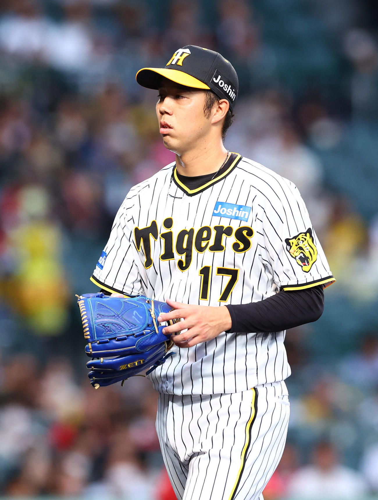 阪神対広島　1回に5失点し、ベンチに戻る阪神青柳（撮影・藤尾明華）
