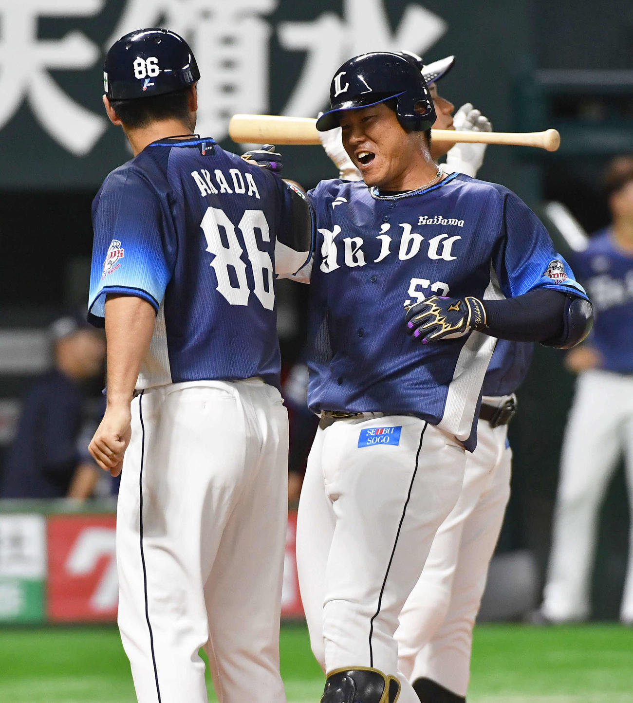 ソフトバンク対西武　2回表西武無死、同点の左越え本塁打を放ち、赤田コーチ（左）とタッチを交わす陽川（撮影・岩下翔太）