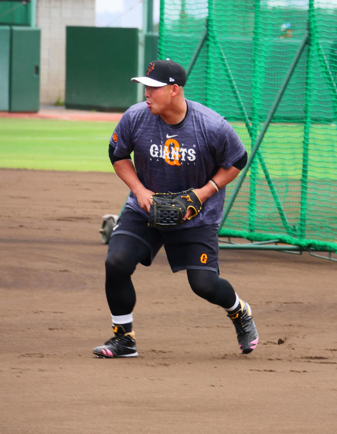 軽快にノックを受ける巨人中田（撮影・上田悠太）