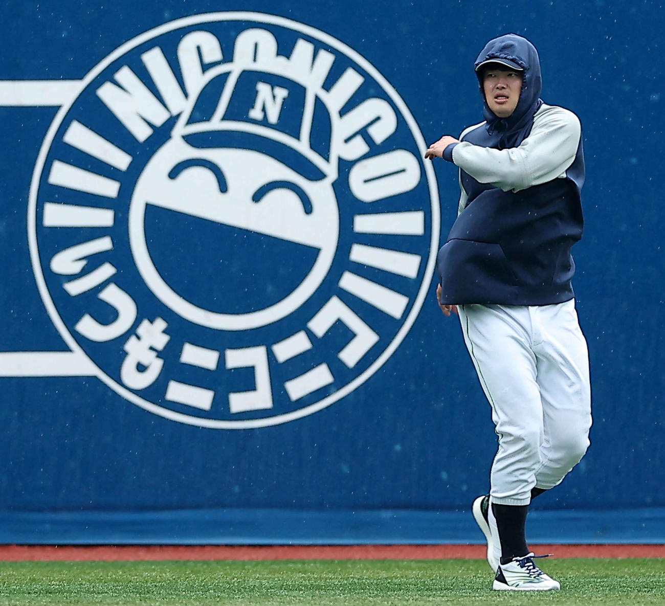 DeNA対ヤクルト　試合前、ウオーミングアップするヤクルト村上（撮影・河田真司）