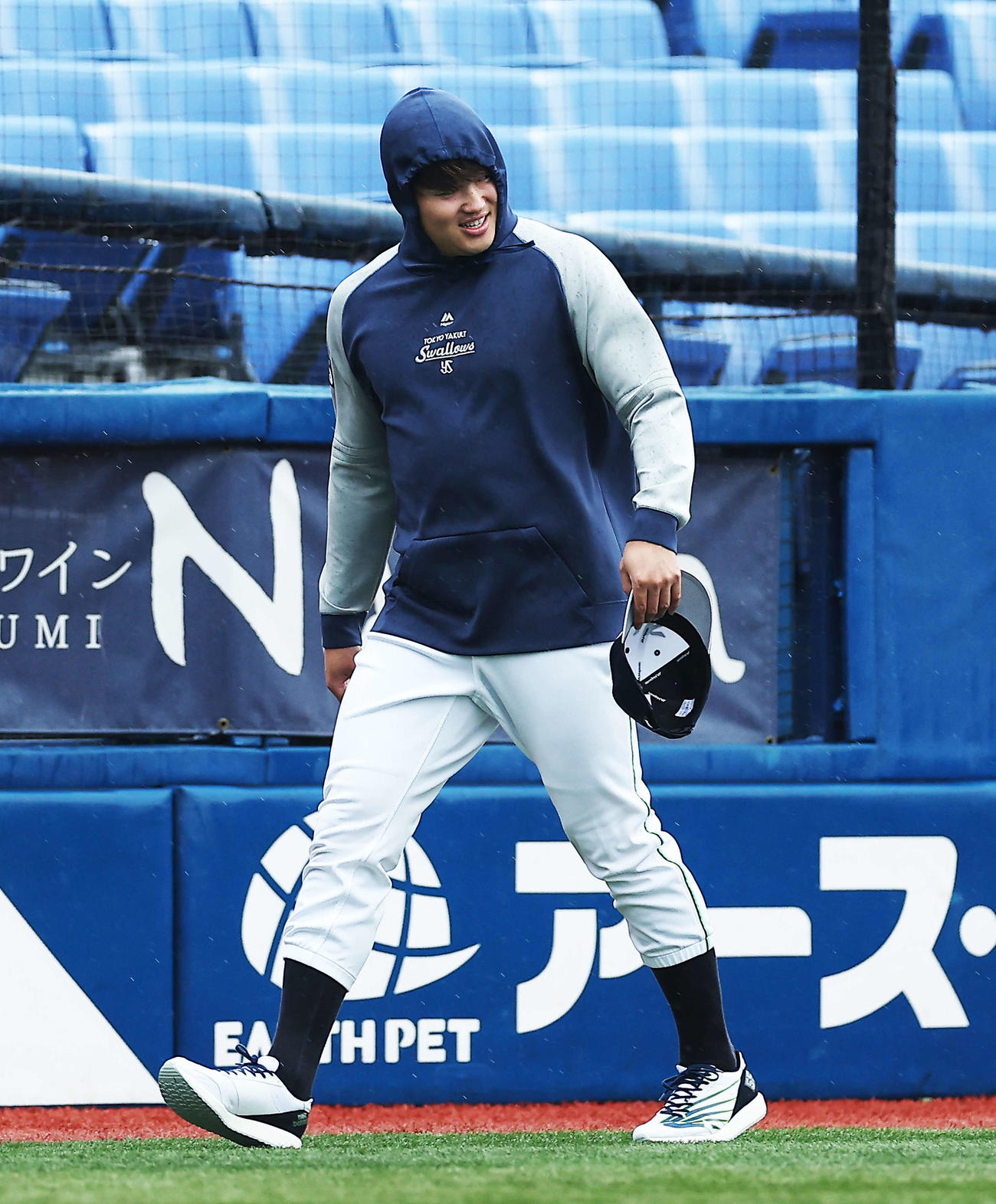 DeNA対ヤクルト　試合前、フードを被りするヤクルト村上（撮影・河田真司）
