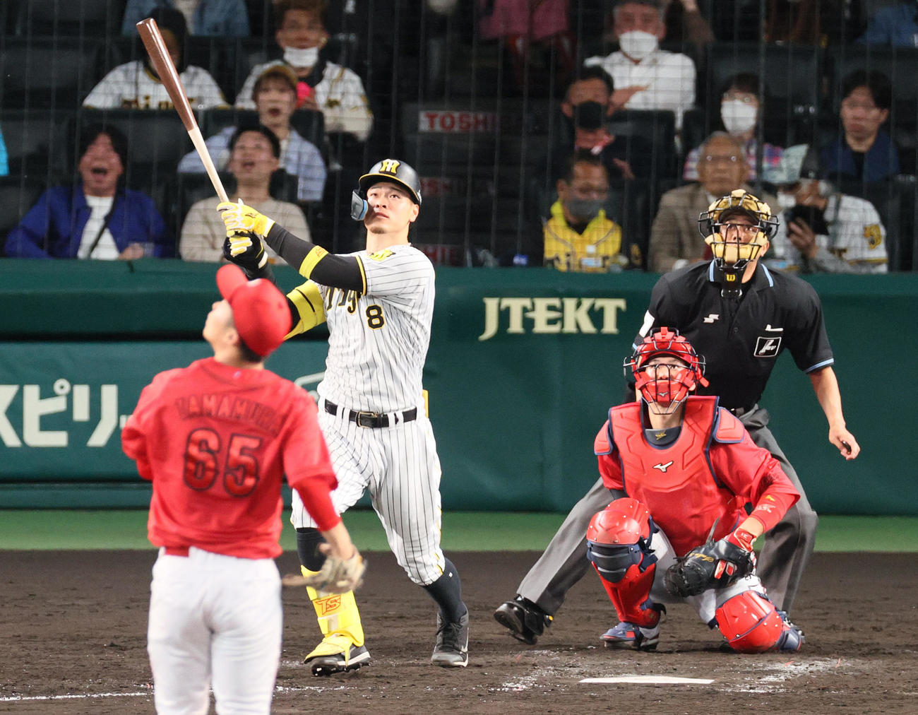 阪神対広島　4回裏阪神無死、佐藤輝は中越えソロ本塁打を放つ（撮影・上山淳一）