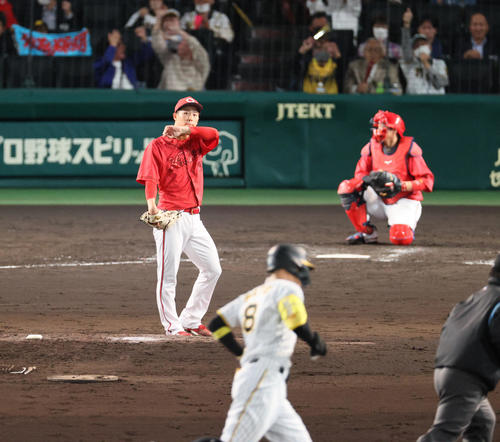 阪神】球団8000号は佐藤輝明！8号ソロ 甲子園で決めた 2リーグ制後セ