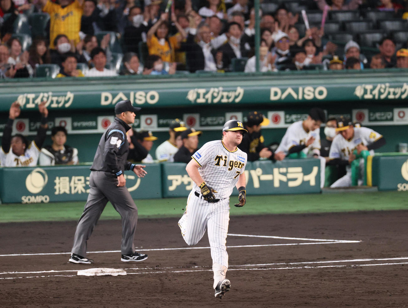 阪神対広島　3回裏阪神2死、ノイジーは左越えソロ本塁打を放ちダイヤモンドを1周する（撮影・上山淳一）