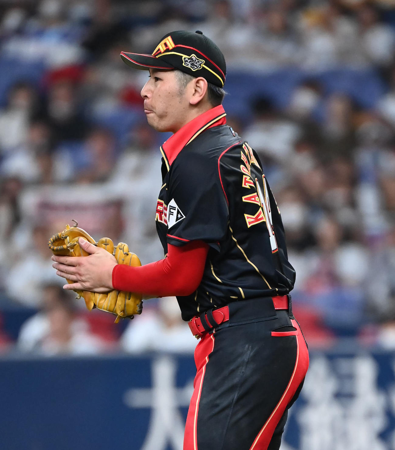 オリックス対日ハム　7回裏オリックス2死二塁、セデーニョを3ゴロに抑え手をたたき喜ぶ加藤貴（撮影・石井愛子）