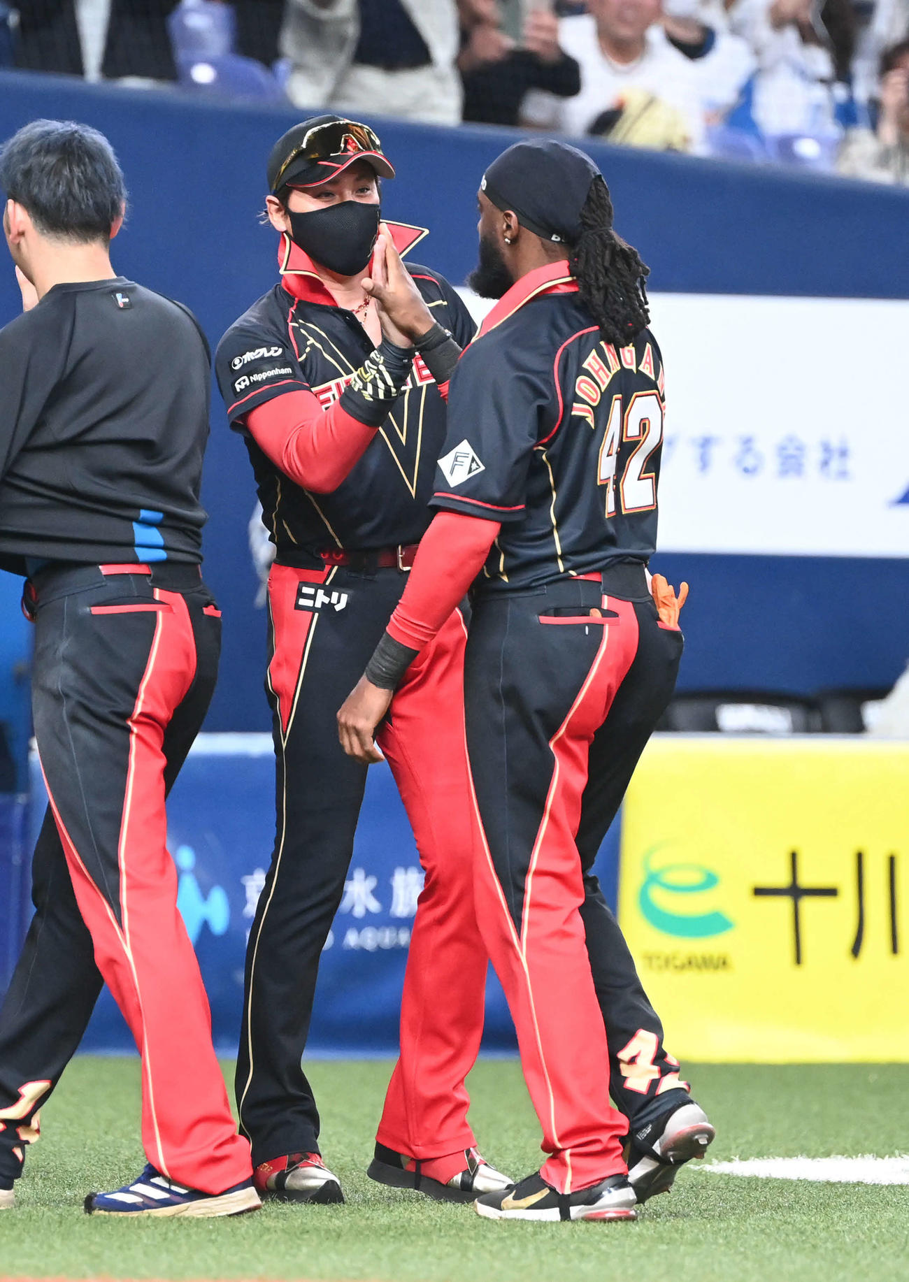 オリックス対日本ハム　決勝打を放ったハンソンとタッチする日本ハム新庄監督（撮影・和賀正仁）