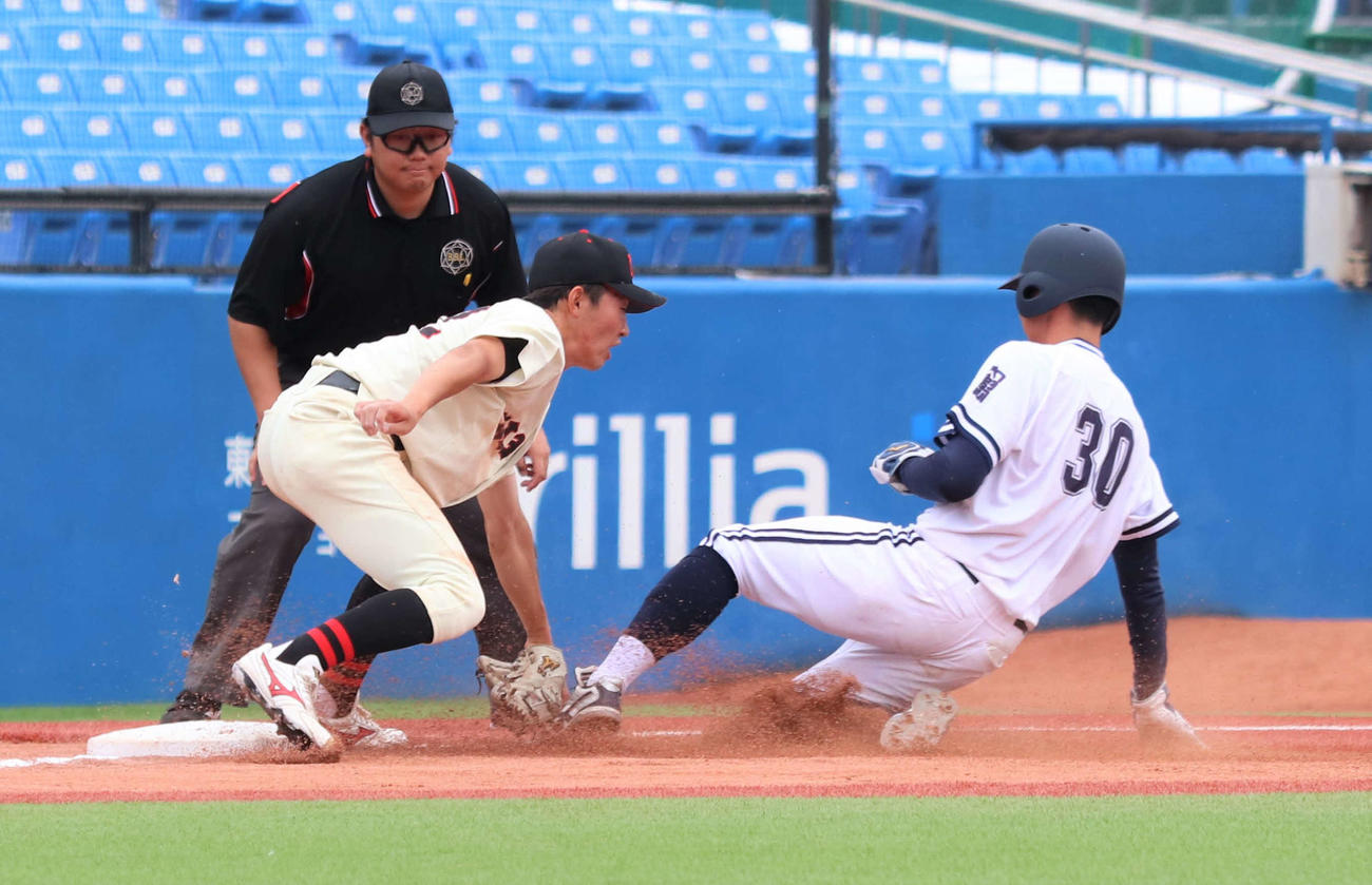 日大対中大　1回裏中大1死一、二塁、二塁走者伊藤（右端）が盗塁を仕掛けるも失敗に終わる（撮影・黒須亮）