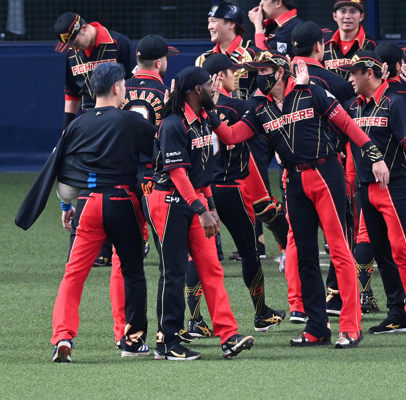 オリックス対日本ハム　勝利投手の加藤貴（左）を祝福する新庄監督（撮影・前岡正明）