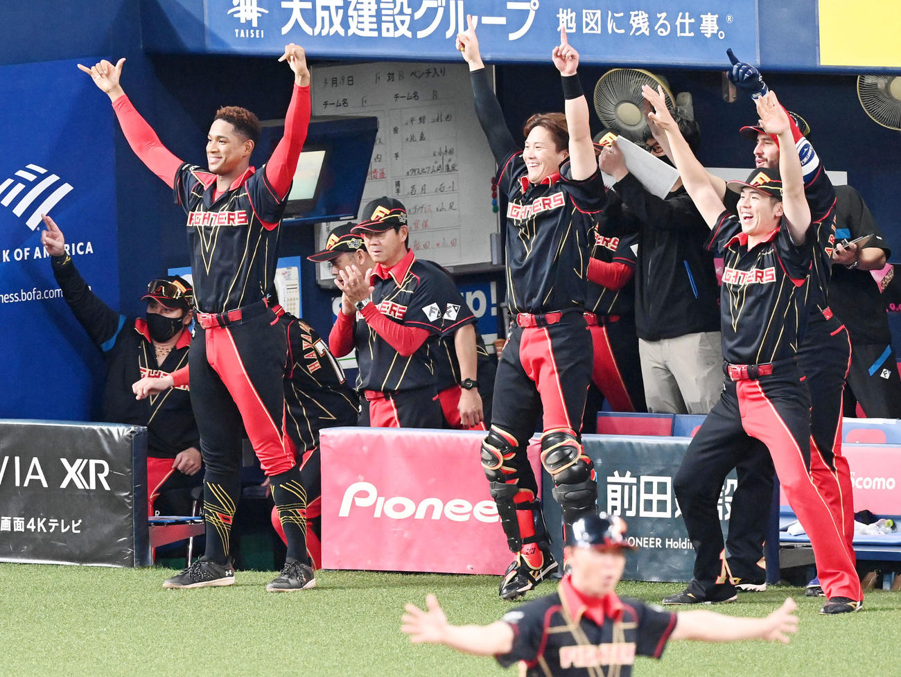 オリックス対日本ハム　8回表日本ハム1死二、三塁、代打ハンソンの先制適時打にわく、新庄監督（左）と日本ハムナイン（撮影・前岡正明）
