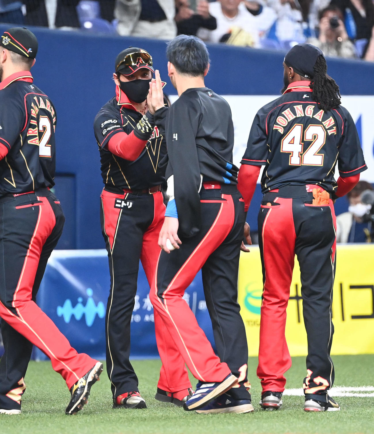 オリックス対日本ハム　勝利投手の加藤貴とタッチする日本ハム新庄監督（撮影・和賀正仁）