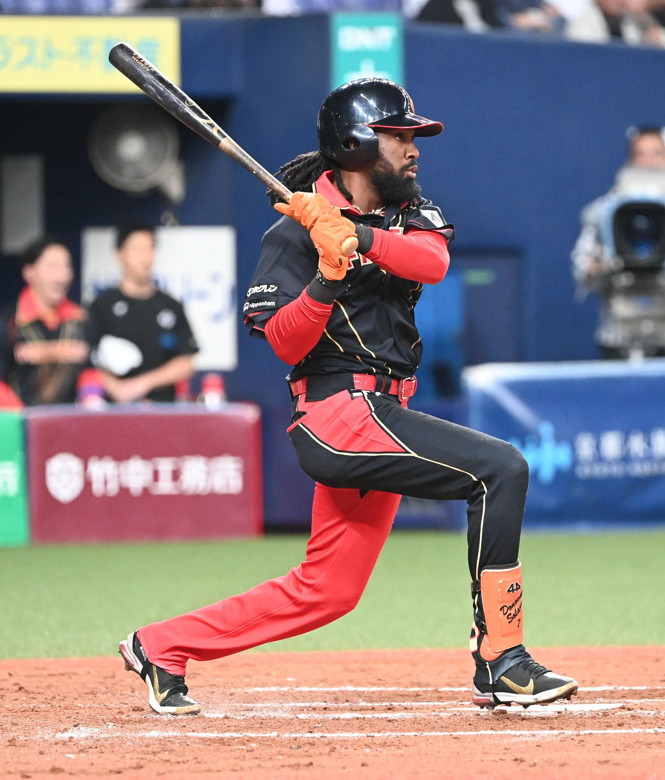 オリックス対日本ハム　8回表日本ハム1死二、三塁、右前適時打を放つハンソン（撮影・和賀正仁）