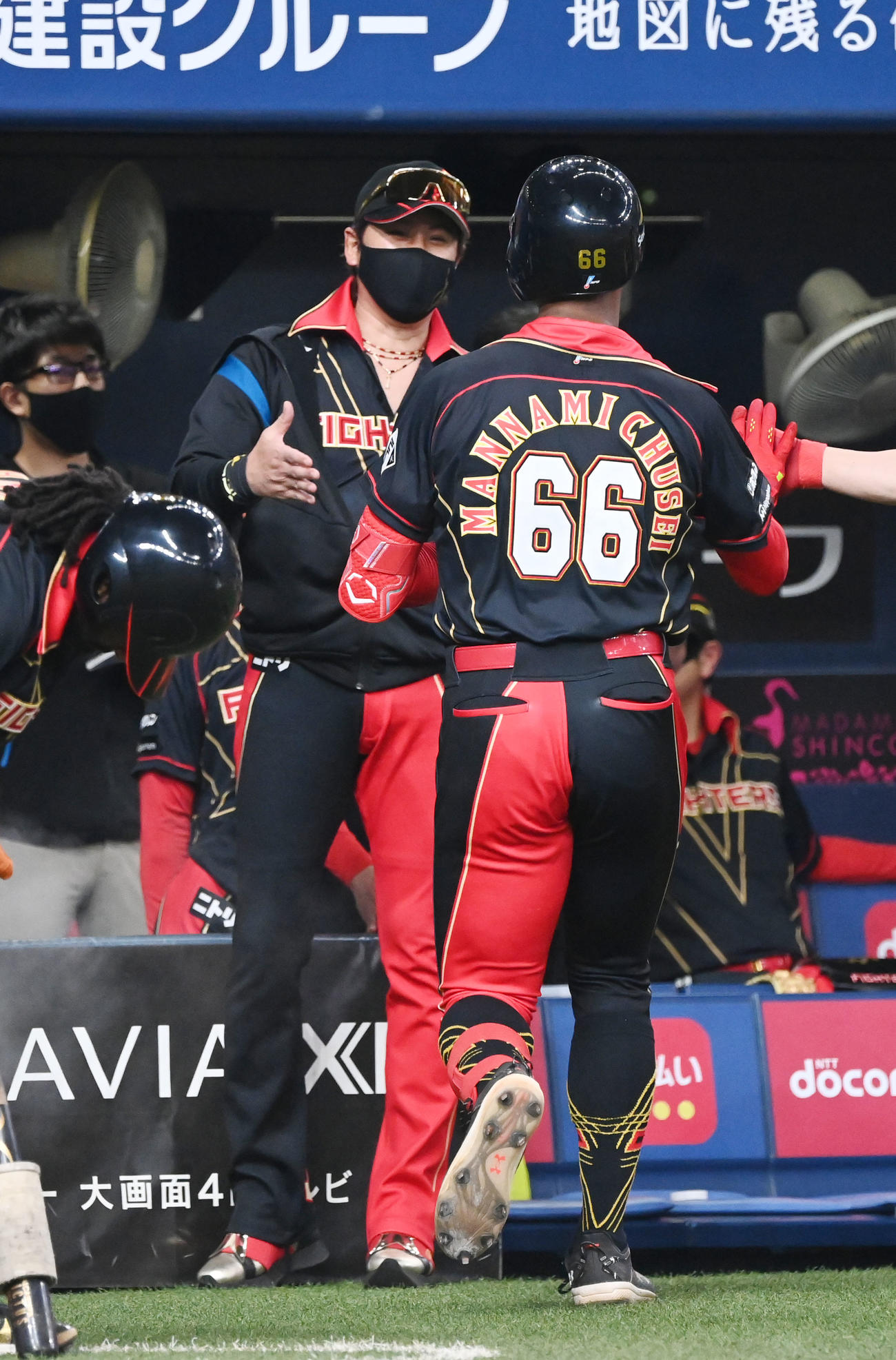 オリックス対日本ハム　8回、送りバントを決めた万波を握手で迎える日本ハム新庄監督（撮影・和賀正仁）