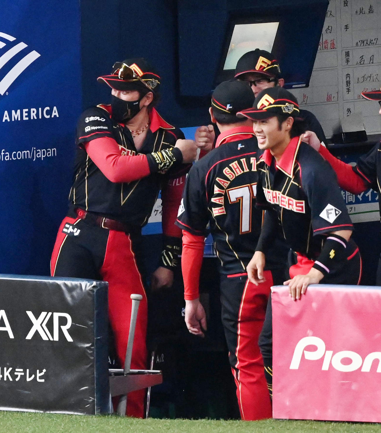 オリックス対日本ハム　オリックスに勝利、喜ぶ新庄監督（撮影・前岡正明）