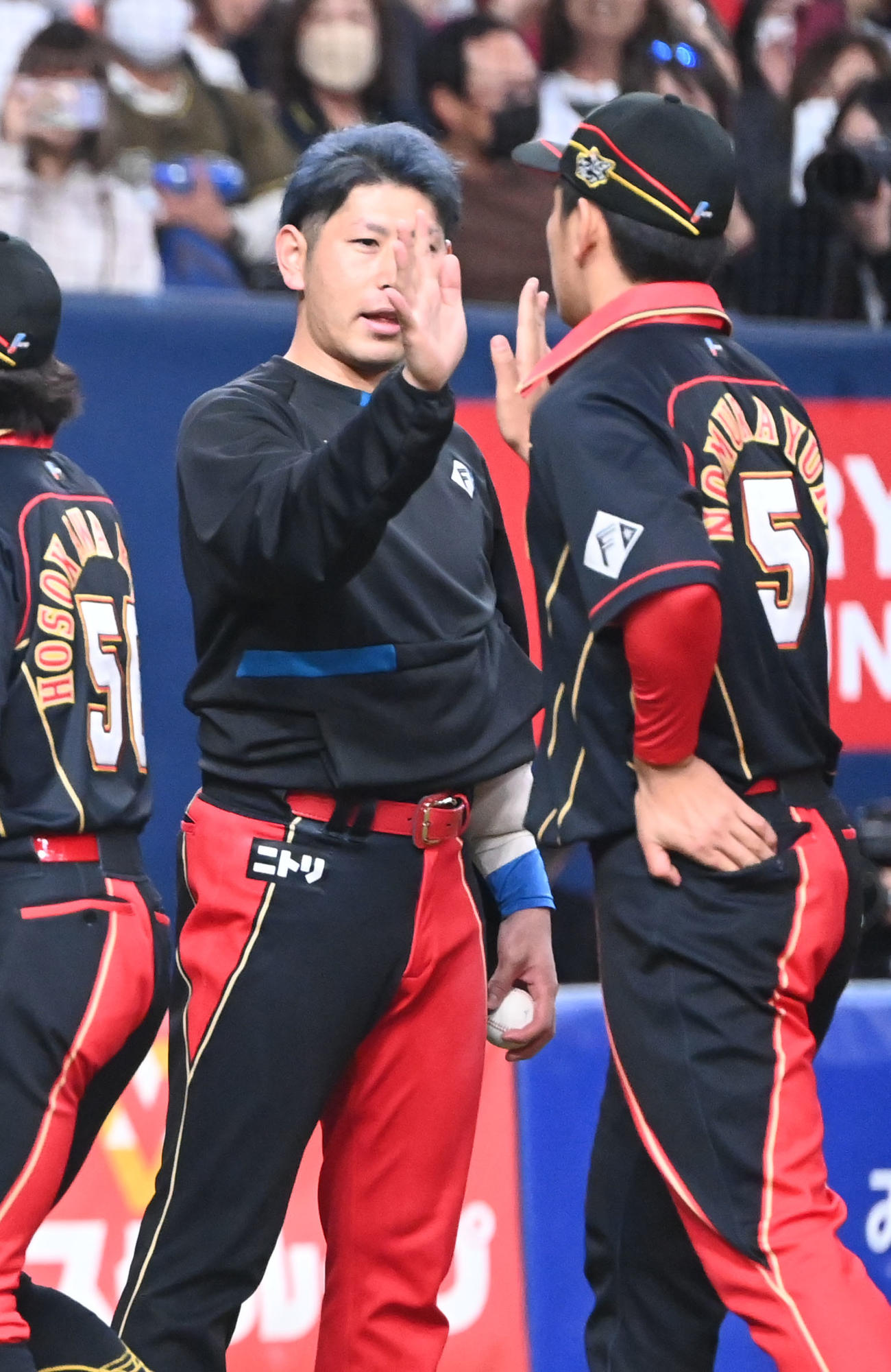 オリックス対日本ハム　勝利投手の加藤貴はハイタッチで選手を迎える（撮影・和賀正仁）