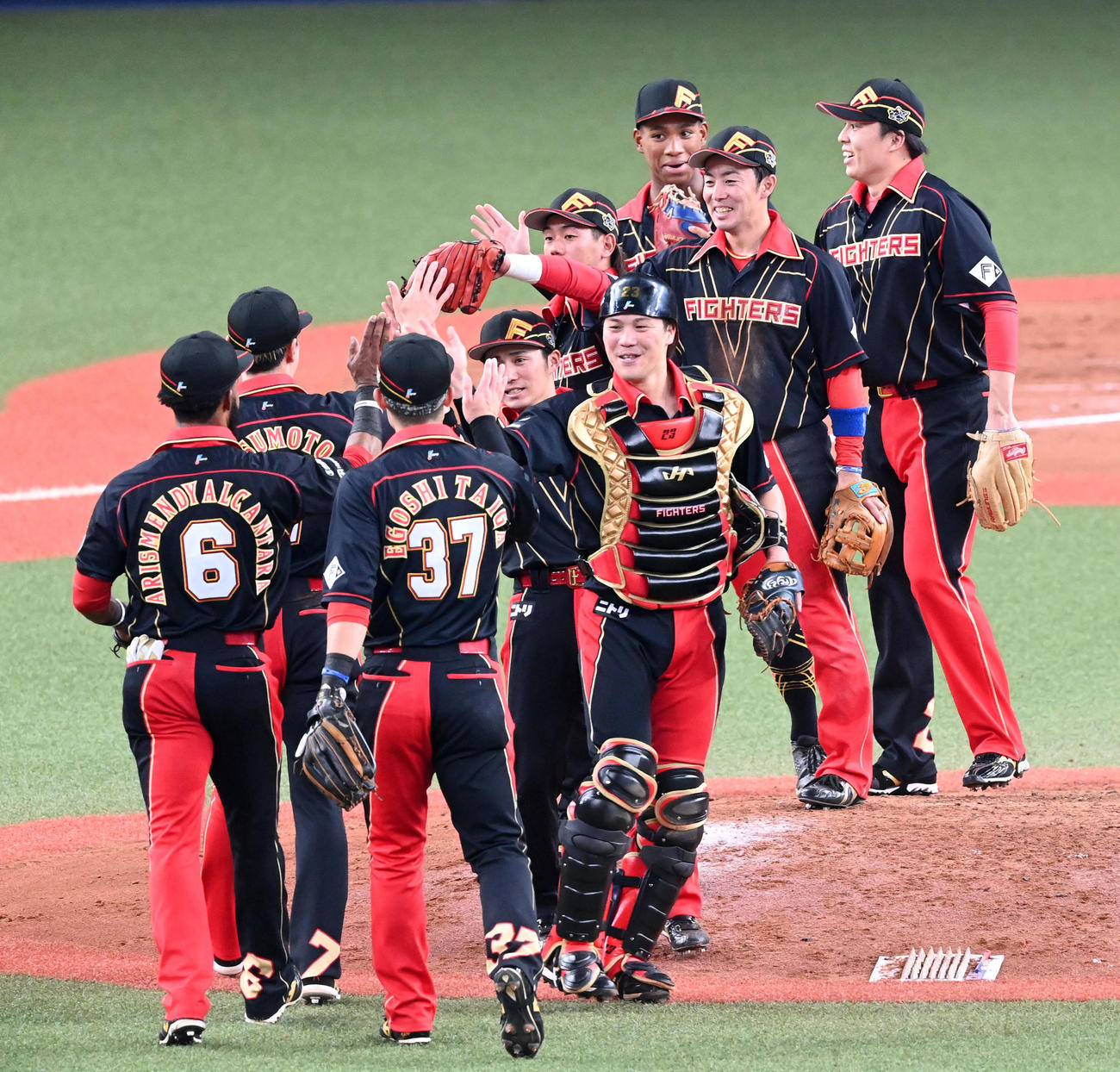オリックス対日本ハム　オリックスに勝利、喜ぶ日本ハムナイン（撮影・前岡正明）