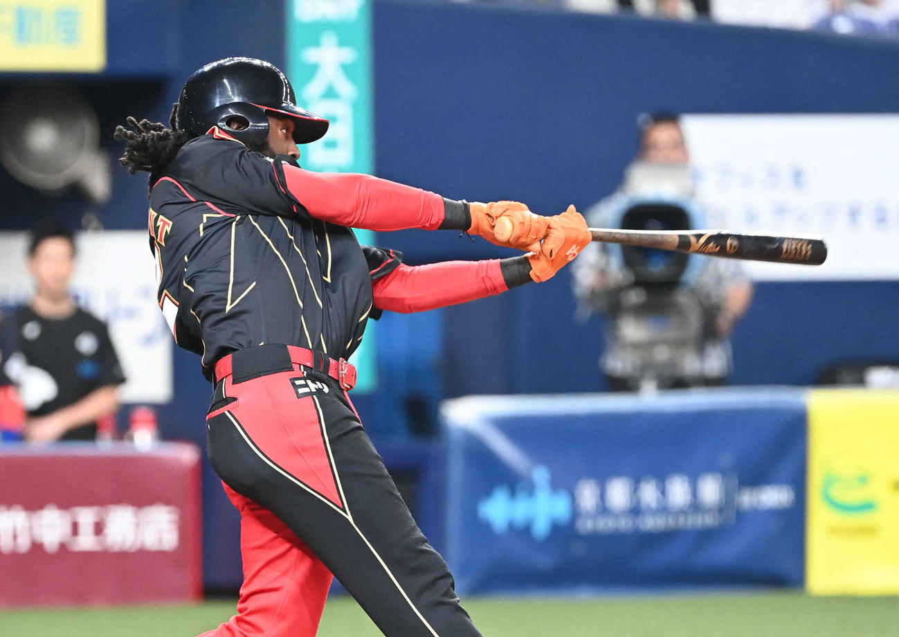 オリックス対日本ハム　8回表日本ハム1死二、三塁、右前適時打を放つハンソン（撮影・和賀正仁）