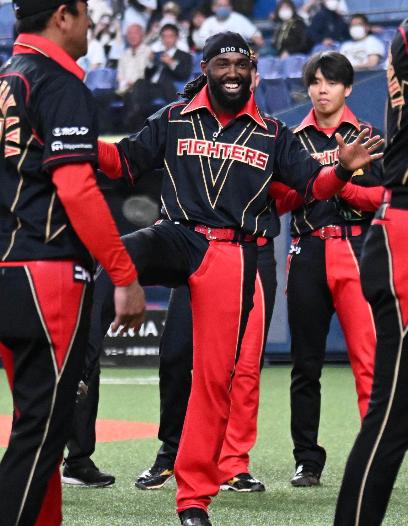 オリックス対日ハム　試合終了後に円陣でポーズを決めるハンソン（中央）（撮影・石井愛子）