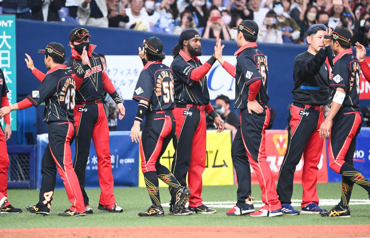 オリックス対日本ハム　勝利投手の加藤貴と日本ハム新庄監督らは選手をハイタッチで迎える（撮影・和賀正仁）