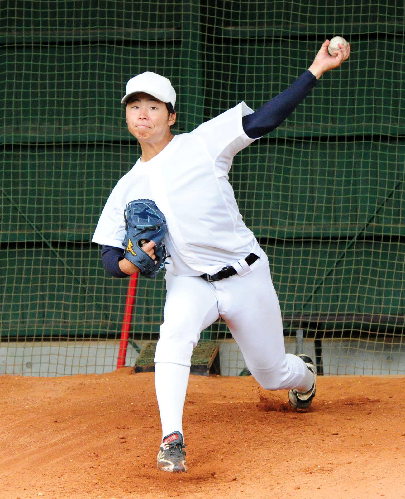 最終戦に向け、ブルペンで調整する目黒