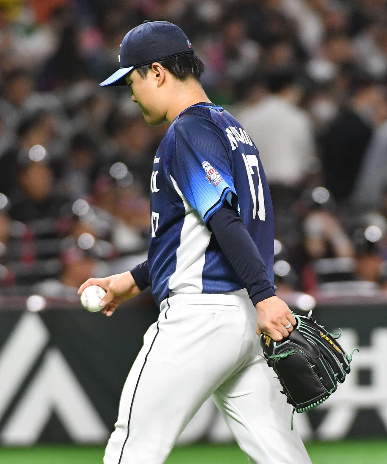 ソフトバンク対西武　2回途中5失点で降板となった松本は肩を落としてベンチへ戻る（撮影・岩下翔太）
