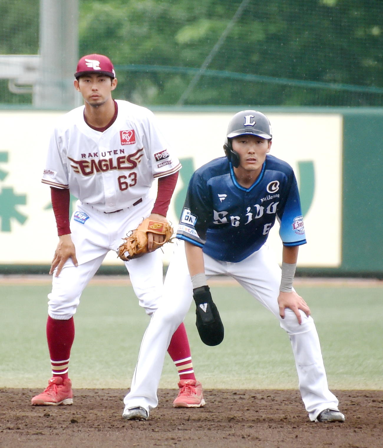 5回、遊撃の守備につく楽天入江（左）と二走の西武源田