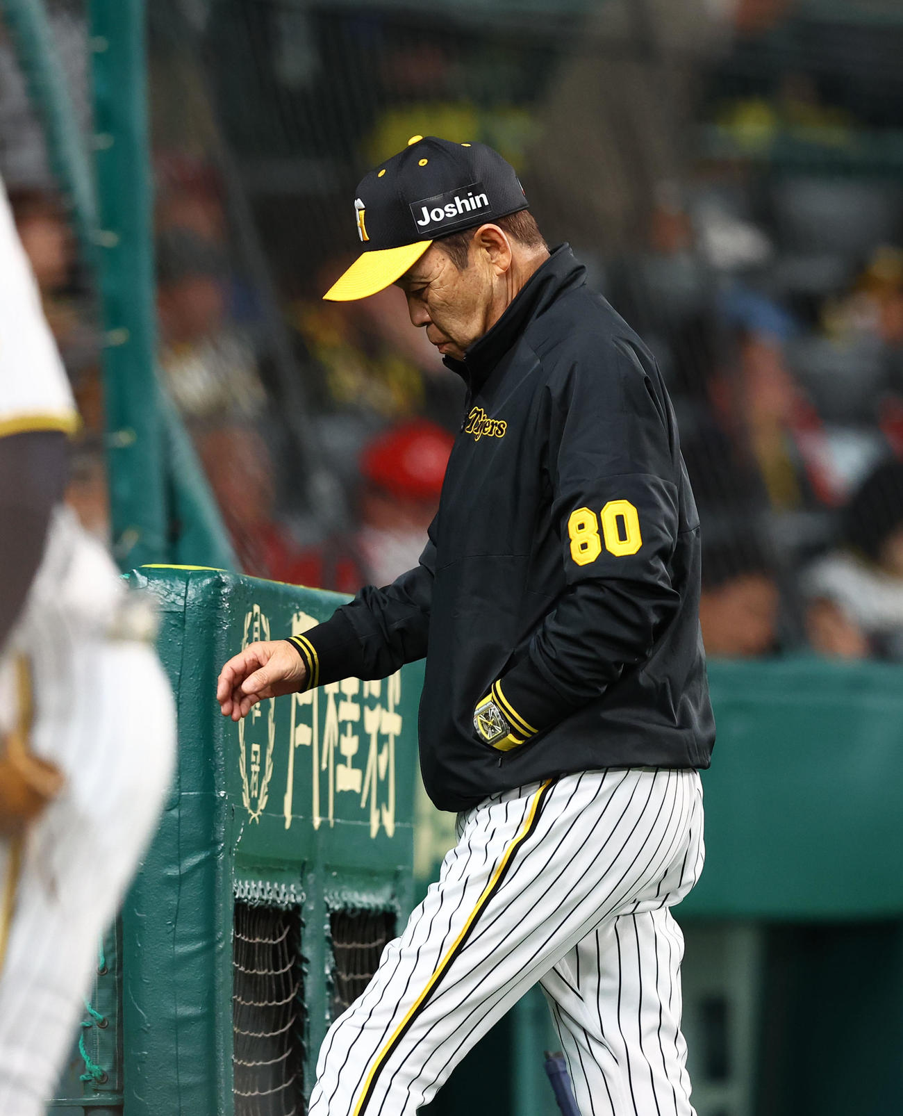 7回、交代告げベンチに戻る阪神岡田監督（撮影・藤尾明華）