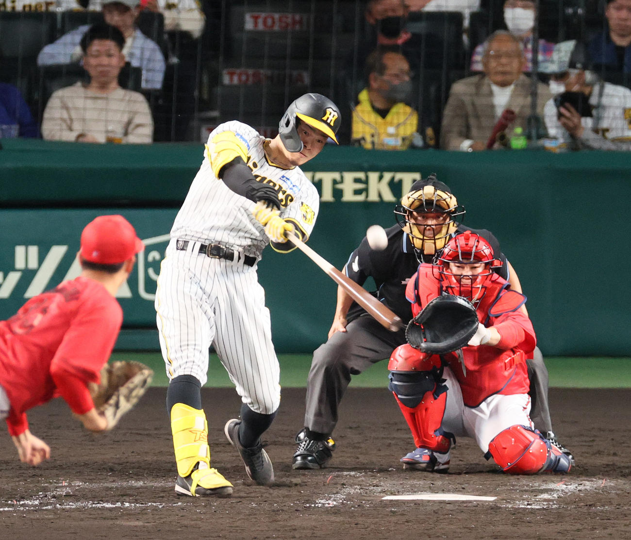 阪神対広島　4回裏阪神無死、佐藤輝は中越えソロ本塁打を放つ（撮影・上山淳一）