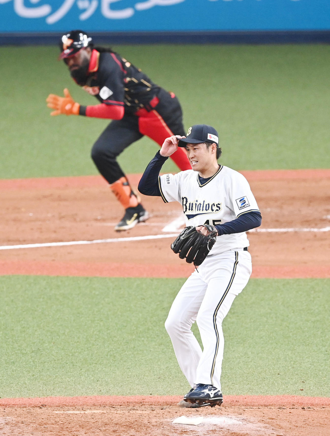 オリックス対日本ハム　8回表日本ハム1死二、三塁、阿部は代打ハンソンに右前先制適時打を浴びる（撮影・前岡正明）