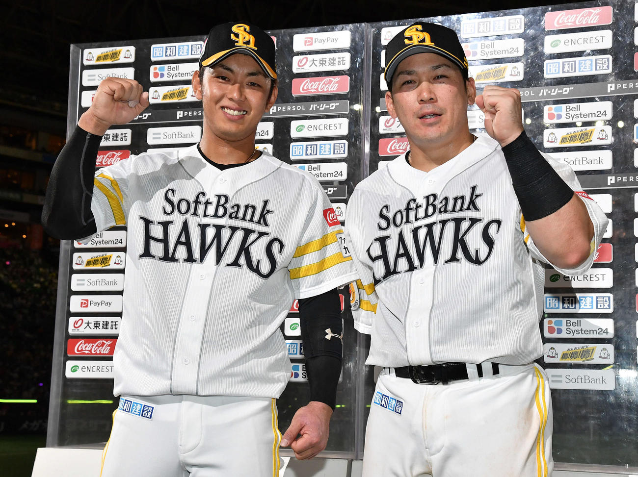 ソフトバンク対西武　西武に勝利しガッツポーズする今宮（左）と甲斐（撮影・岩下翔太）