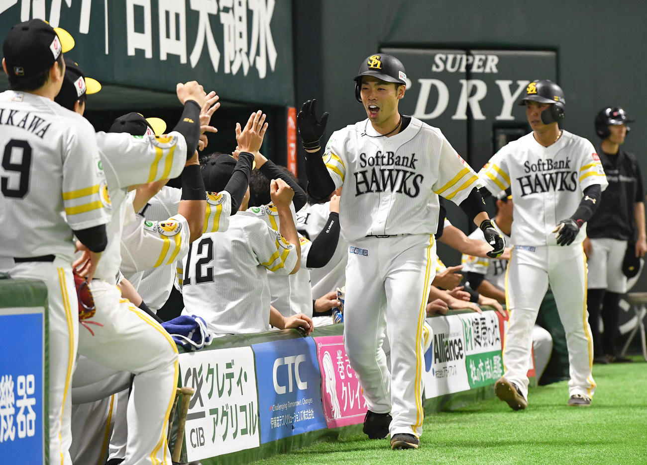 ソフトバンク対西武　1回裏ソフトバンク1死一塁、近藤は左越え逆転2点本塁打を放ちタッチを交わす（撮影・岩下翔太）