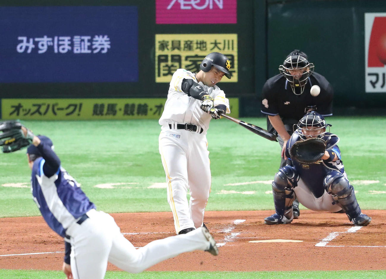 ソフトバンク対西武　1回裏ソフトバンク1死一塁、近藤は左越え逆転2点本塁打を放つ（撮影・梅根麻紀）