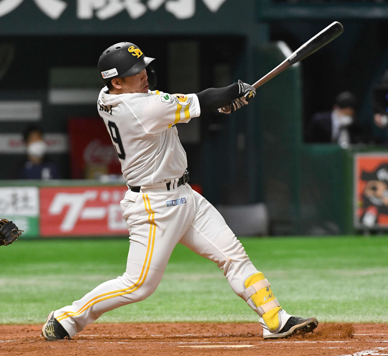 ソフトバンク対西武　2回裏ソフトバンク無死一、三塁、甲斐は中前勝ち越し適時打を放つ（撮影・岩下翔太）