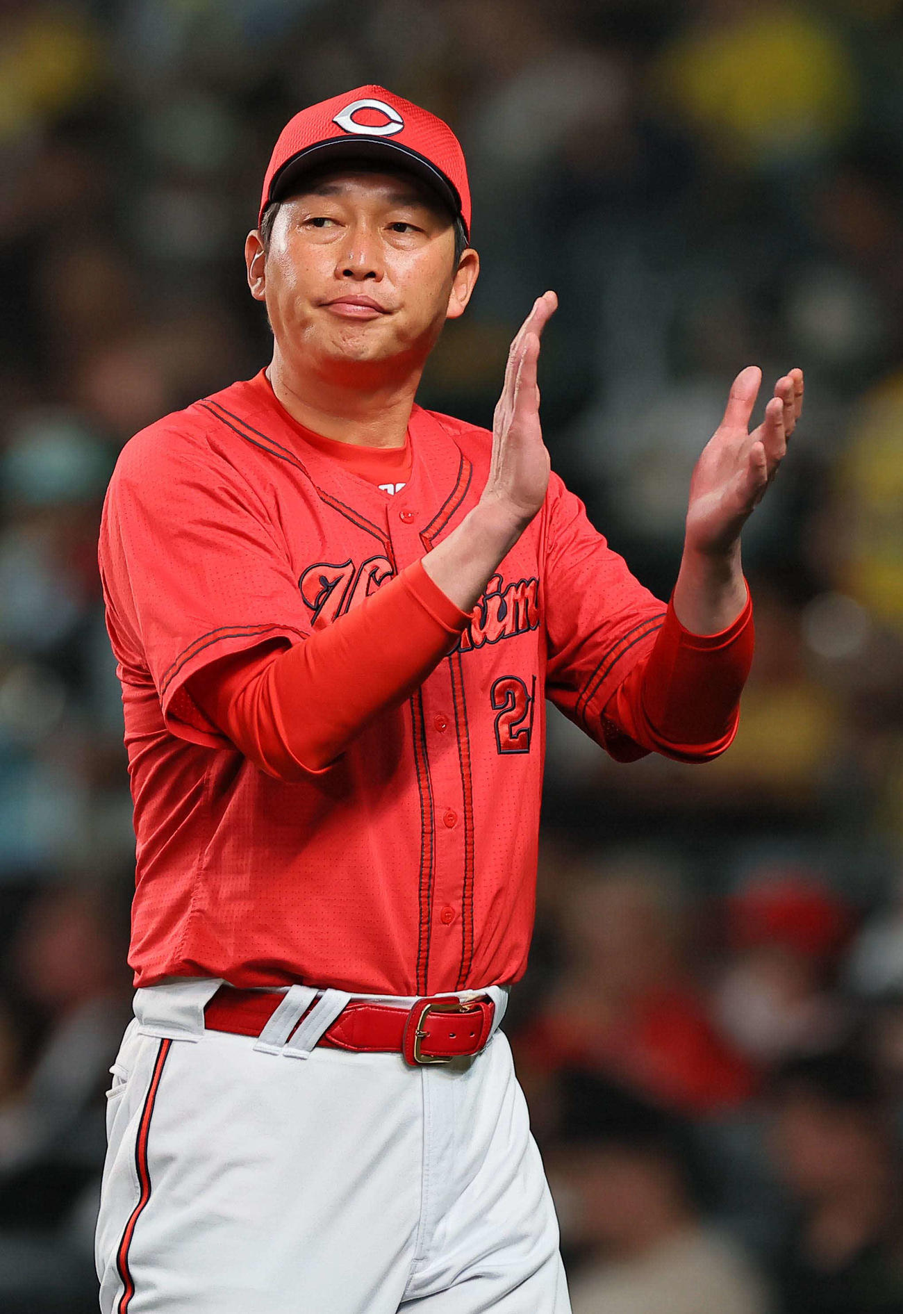 阪神対広島　選手交代を告げた新井監督は拍手をしながらベンチに引き揚げる（撮影・上田博志）