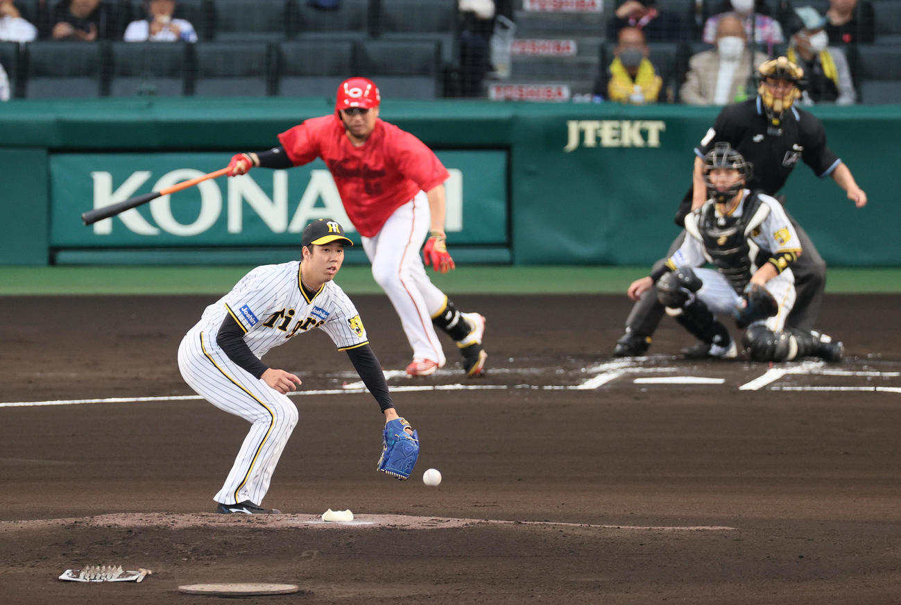 阪神対広島　1回表広島1死一、二塁、青柳（手前）は松山に先制適時打を浴びる（撮影・上山淳一）