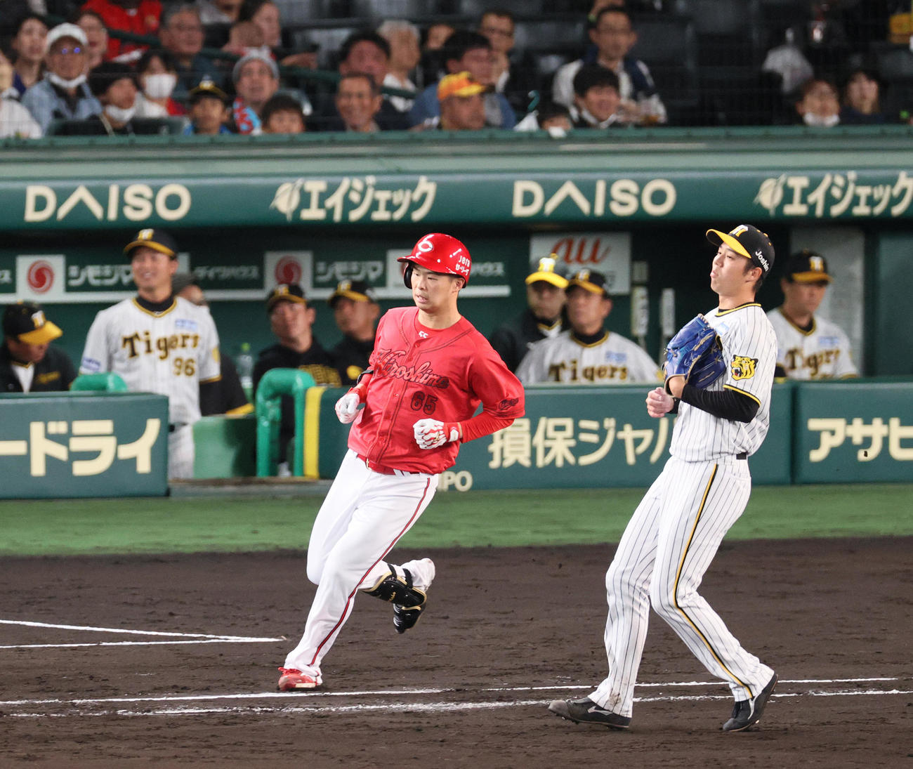 阪神対広島　5回表広島2死満塁、青柳（右）は玉村に右前2点適時打を浴びる（撮影・上山淳一）