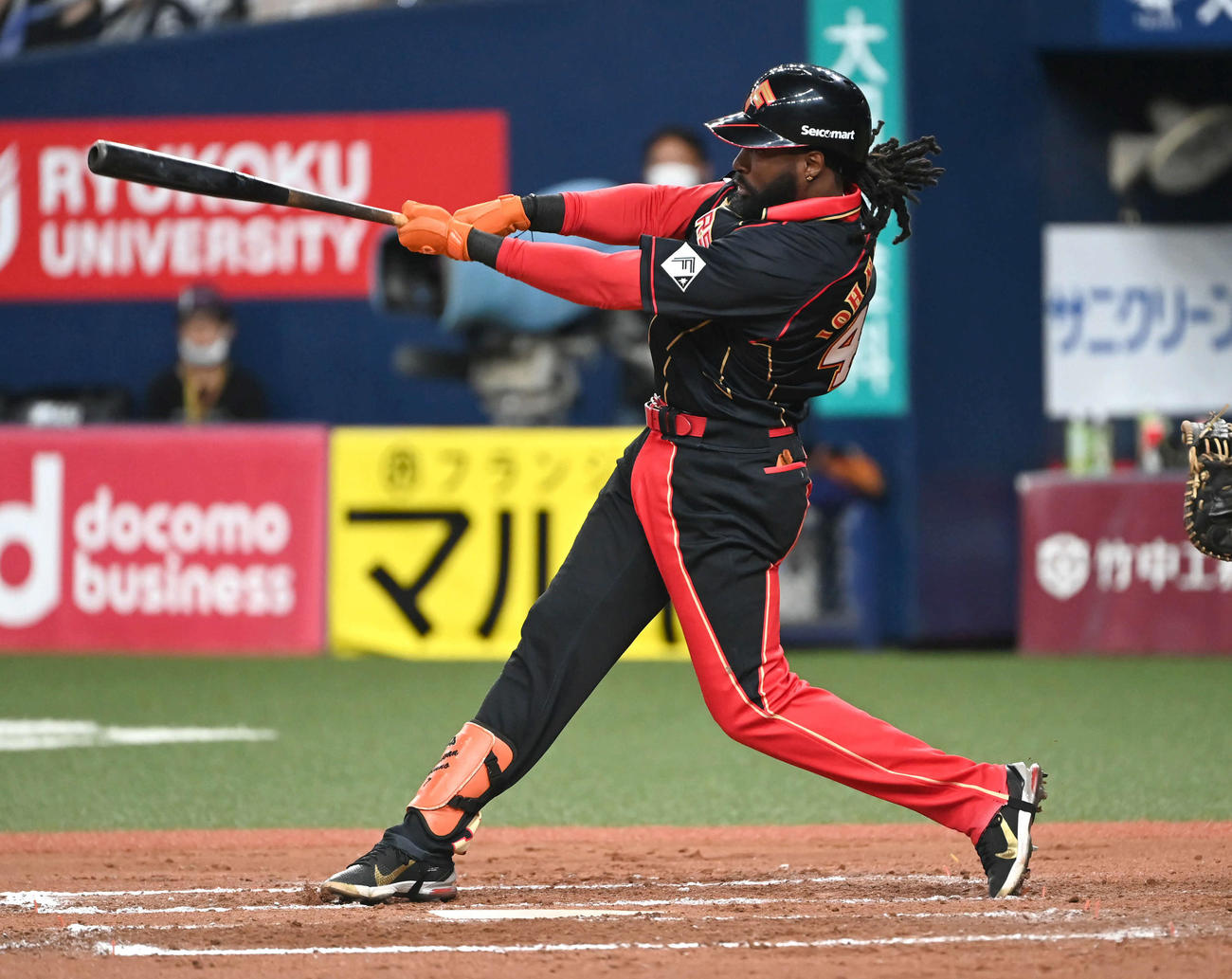 オリックス対日ハム　8回表日ハム1死二、三塁、ハンソンは右前適時打を放つ（撮影・石井愛子）