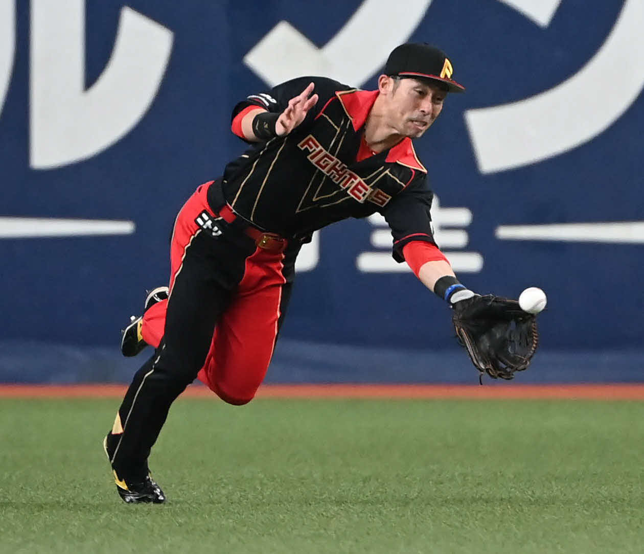 オリックス対日ハム　6回裏オリックス1死、江越は佐野の中飛を好捕する（撮影・石井愛子）