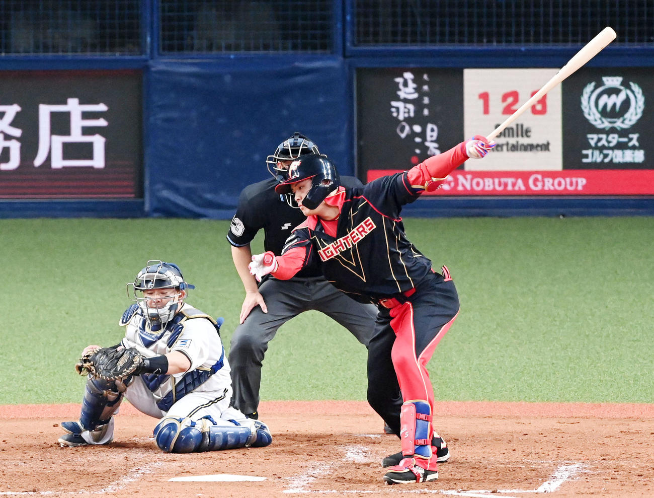 オリックス対日本ハム　5回表日本ハム2死一、二塁、野村は空振り三振に倒れる（撮影・前岡正明）