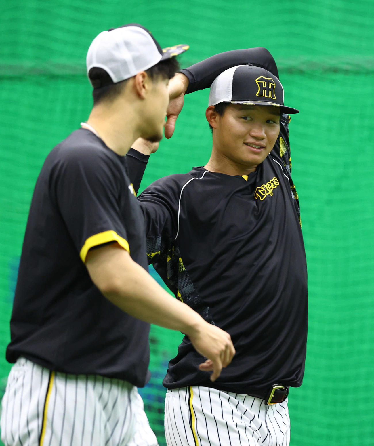 阪神対広島　1軍に合流し佐藤輝（左）の話を聞く阪神森下（撮影・藤尾明華）