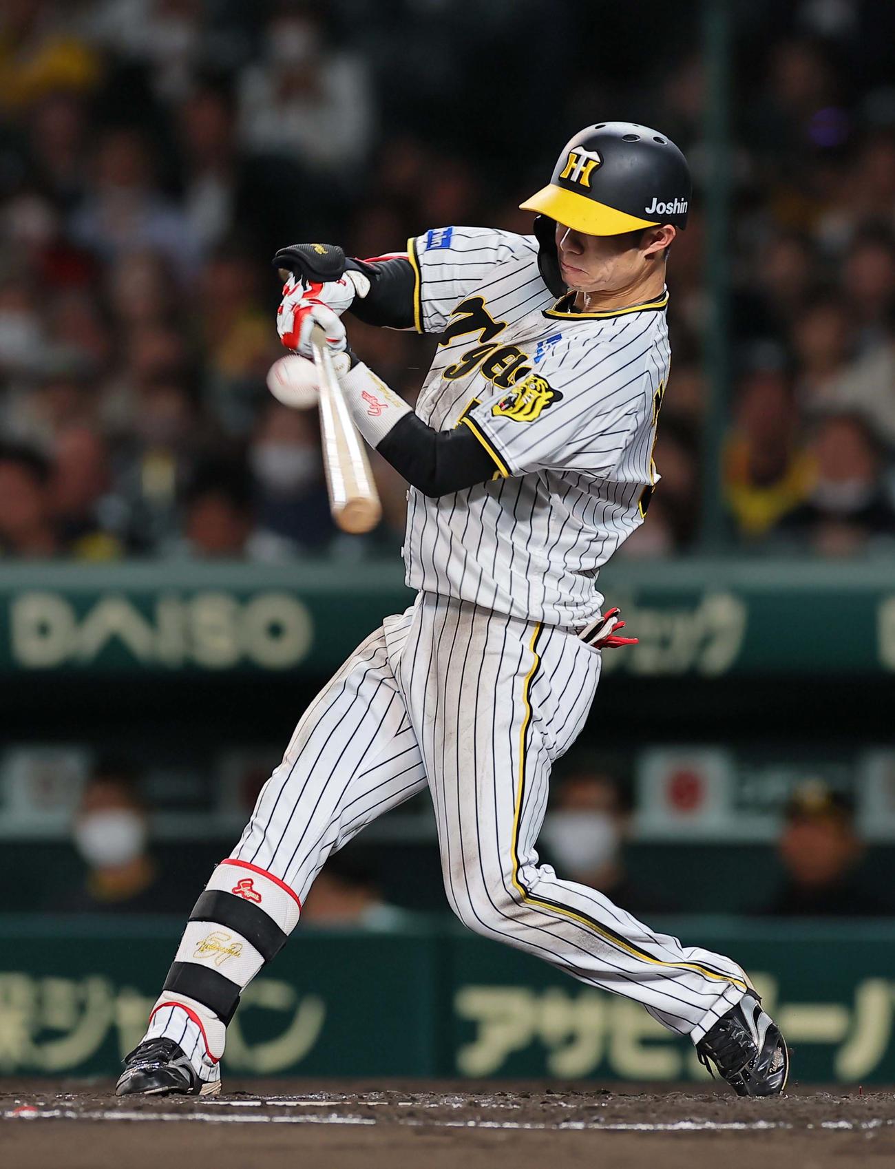 阪神対広島　5回裏阪神無死一、三塁、中野は左前に適時打を放つ（撮影・上田博志）