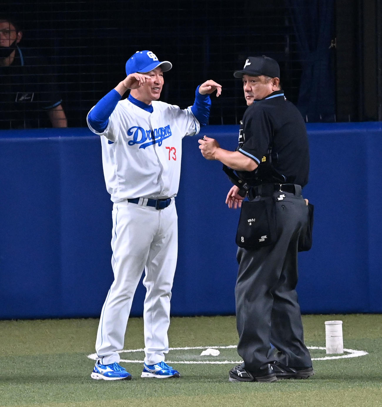 中日対阪神　石川昂の生還が認められない判定にリクエストする立浪監督（2023年5月18日撮影）