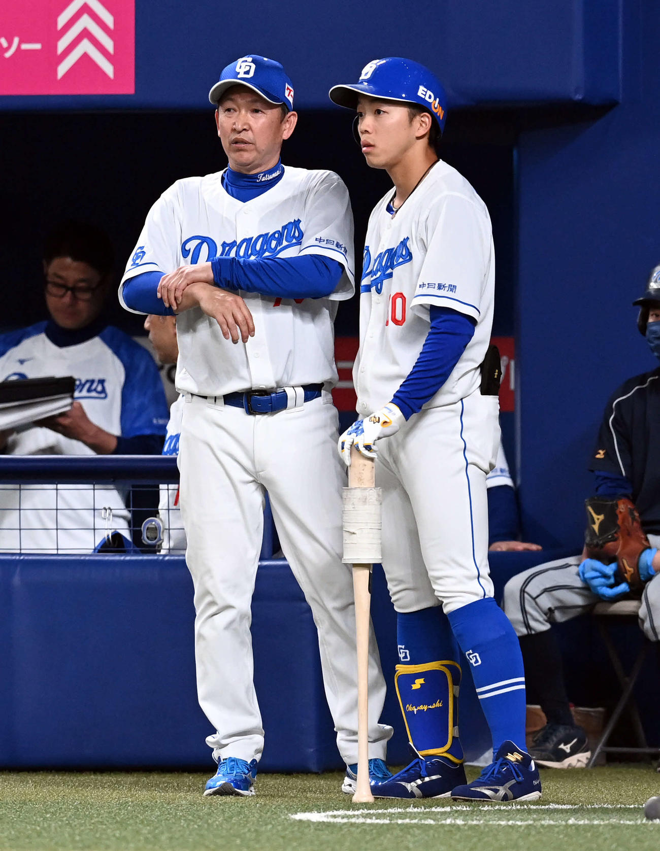 中日対巨人　岡林勇希にアドバイスをする立浪監督（2023年5月5日撮影）
