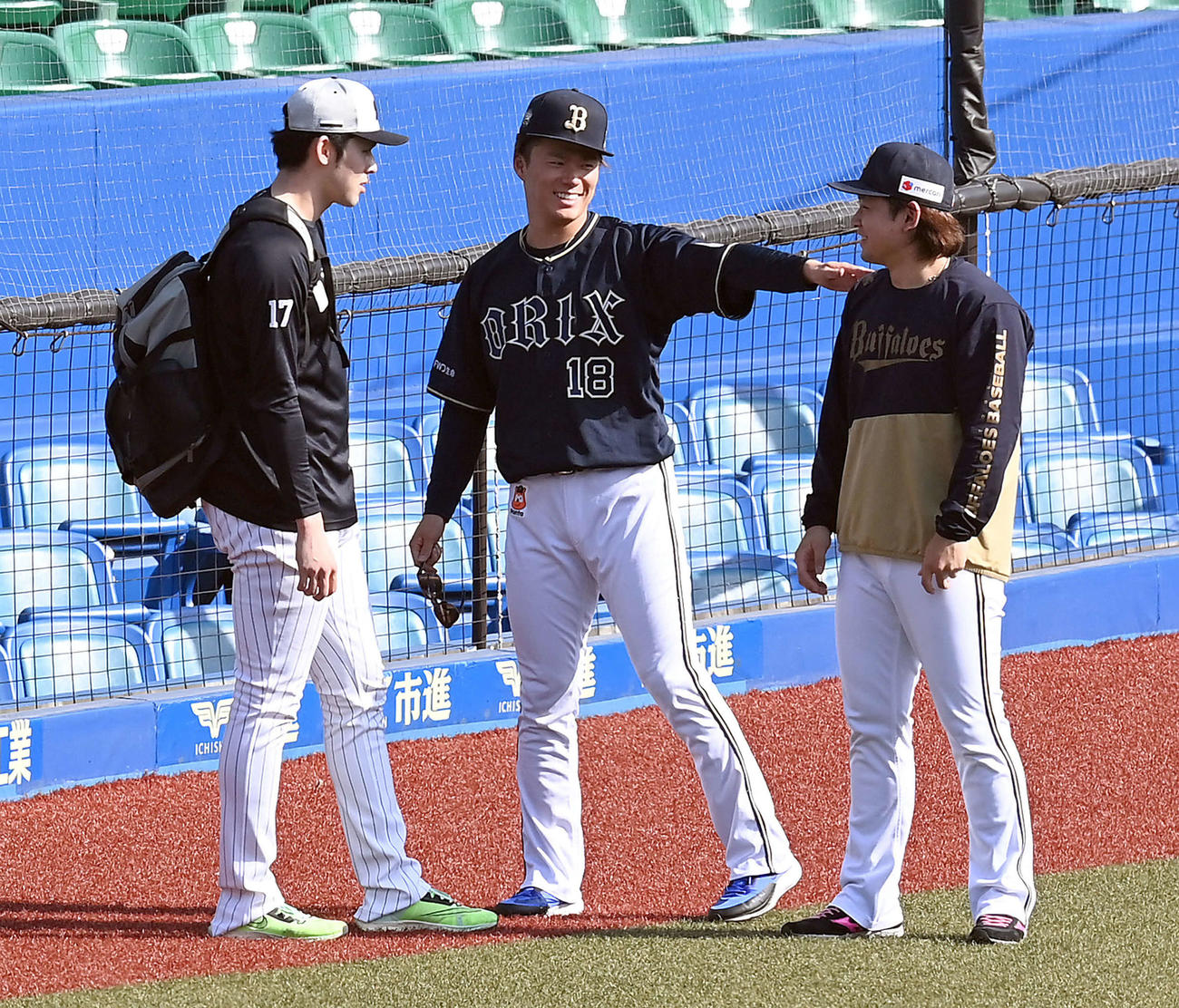 18日、談笑する、左からロッテ佐々木、オリックス山本、宮城（撮影・たえ見朱実）