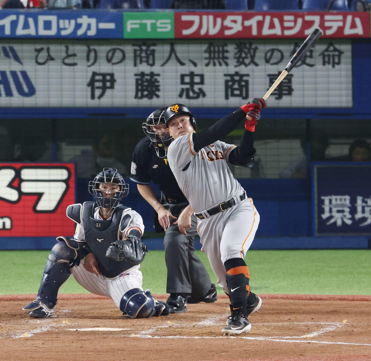 適時二塁打を放つ岡本和（2023年5月17日撮影）