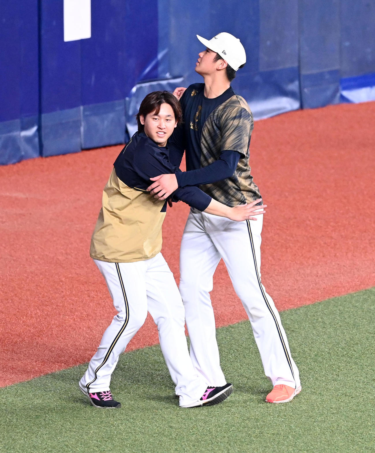 19日、練習でたわむれる宮城（左）と山下（撮影・前岡正明）