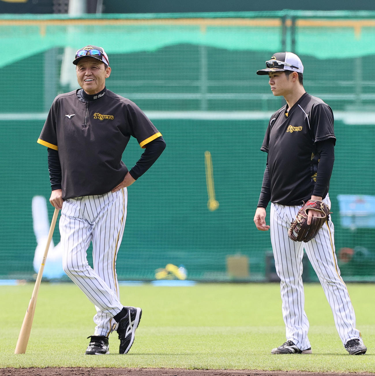 阪神対広島　試合前の練習中、阪神岡田監督（左）は笑顔で中野と話す（撮影・上山淳一）