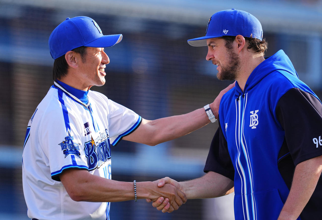 DeNAバウアーと三浦監督（2023年5月2日撮影）