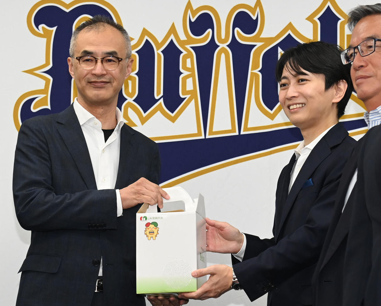 湊通夫球団取締役社長（左）にメロンを贈呈する宮崎市長津山知憲氏（撮影・石井愛子）
